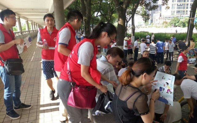志愿者与当地居民进行互动 志愿者与当地居民进行互动